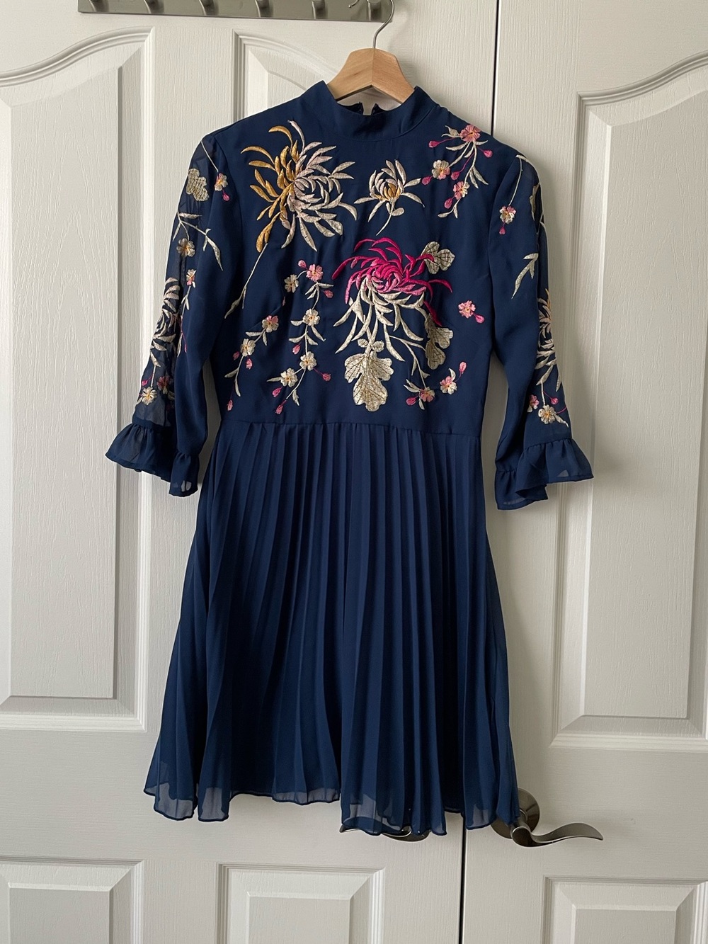 NWT ASOS Embroidered Pleated Midi Dress Womens 6 Navy Floral Sheer Sleeve